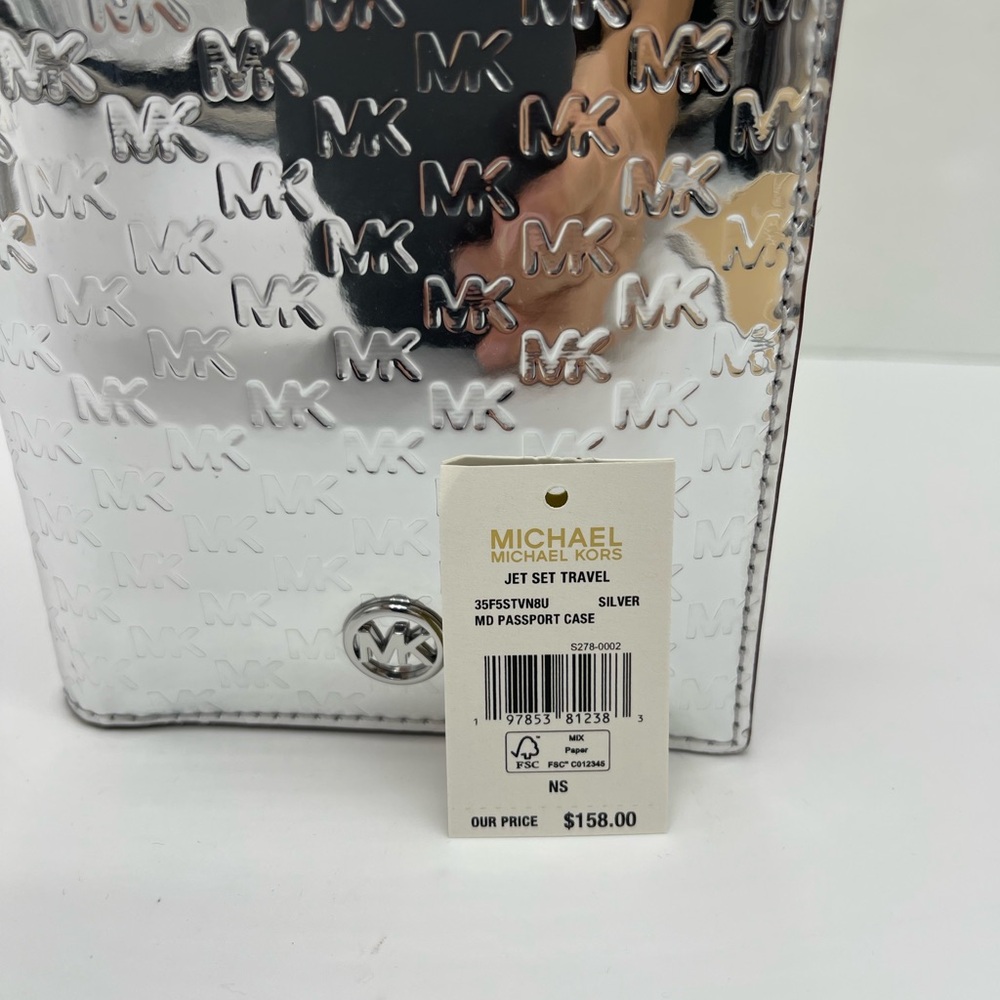 Michael Kors Jet Set Travel Md Sign Patent Logo Debossed  Passport Case
Silver - Picture 8 of 16